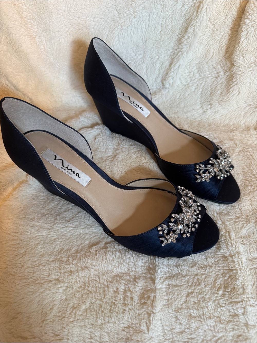 Nina New York Navy Blue Satin Peep Toe Wedge Heels Crystal Brooch Size 7.5M - Picture 3 of 8